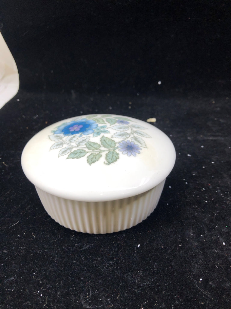 RIBBED TRINKET BOWL/LID BLUE FLOWERS.