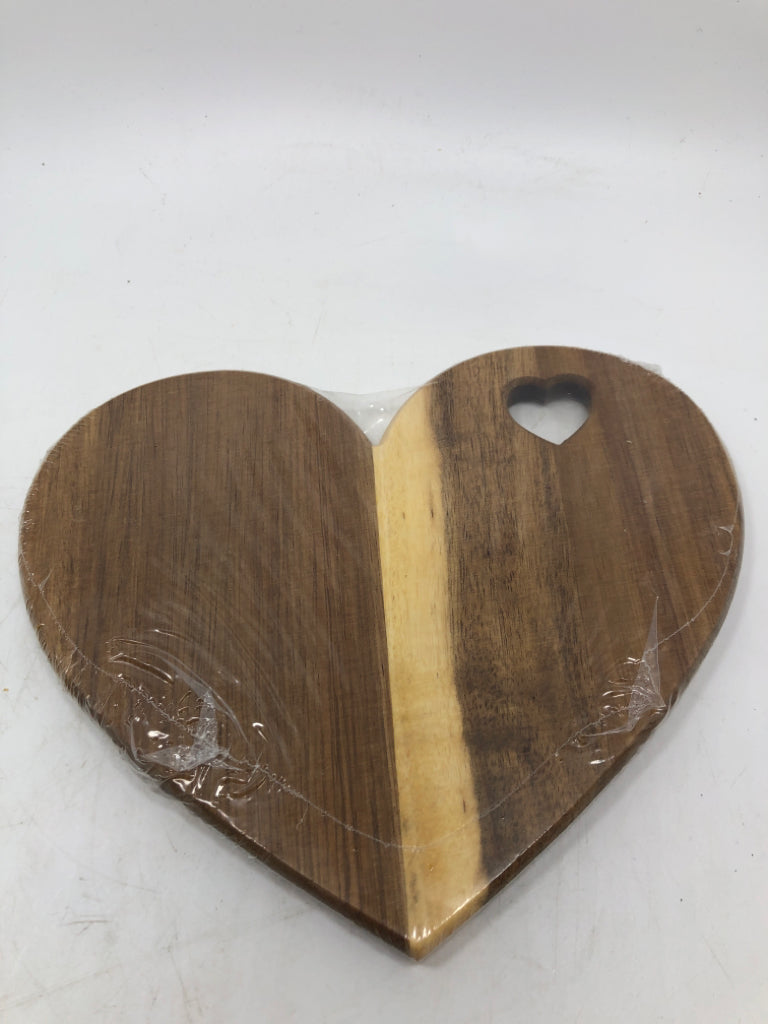 NIP WOOD HEART SHAPED BOARD W/HEART CUTOUT.