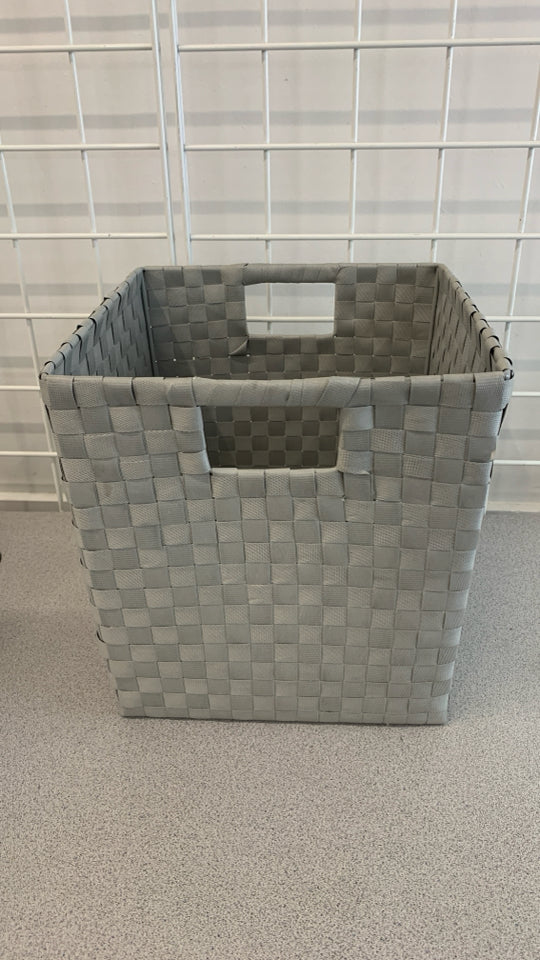 GREY WOVEN PLASTIC STORAGE CUBE.