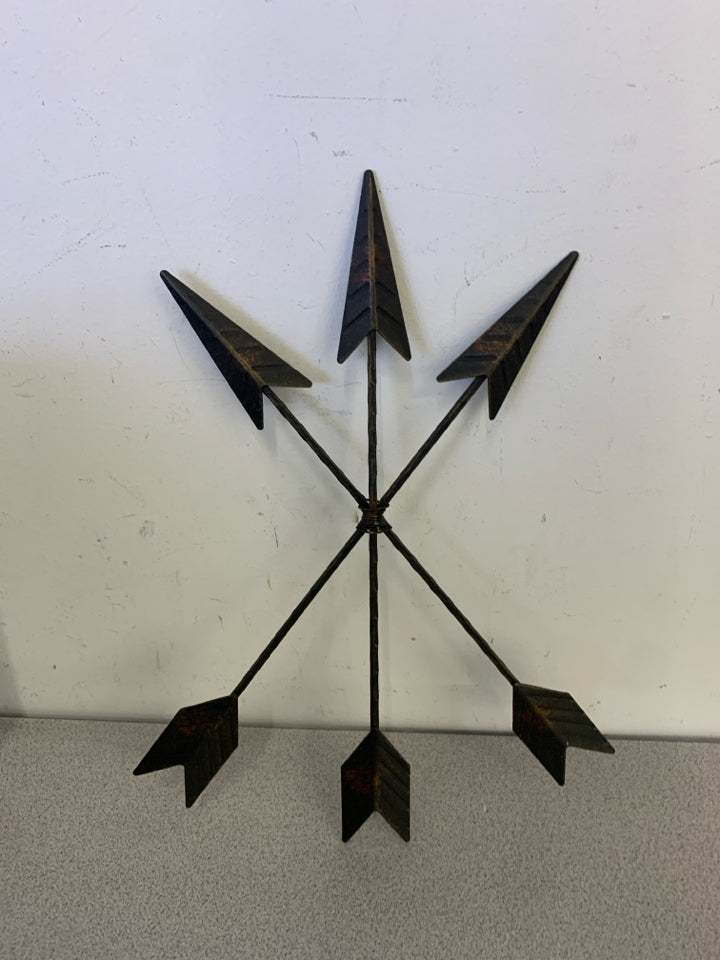 METAL TIED 3 ARROW DECOR.