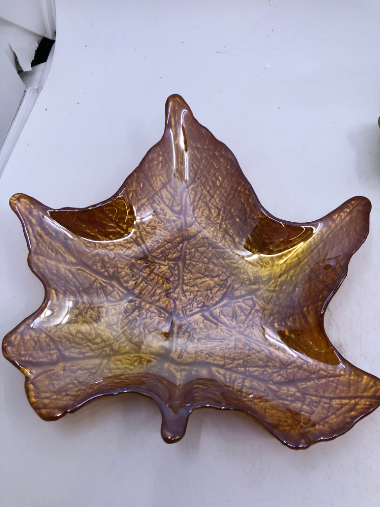 4 GREEN AND YELLOW LEAF BOWLS.