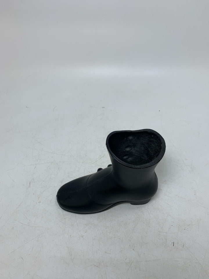 METAL HEELED BOOT W/ WHITE BUTTONS.