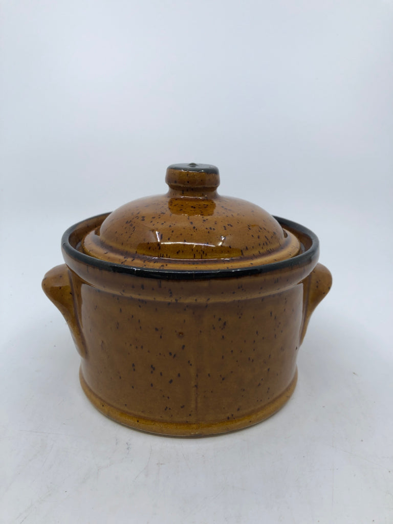 TAN POTTERY CROCK W/LID.