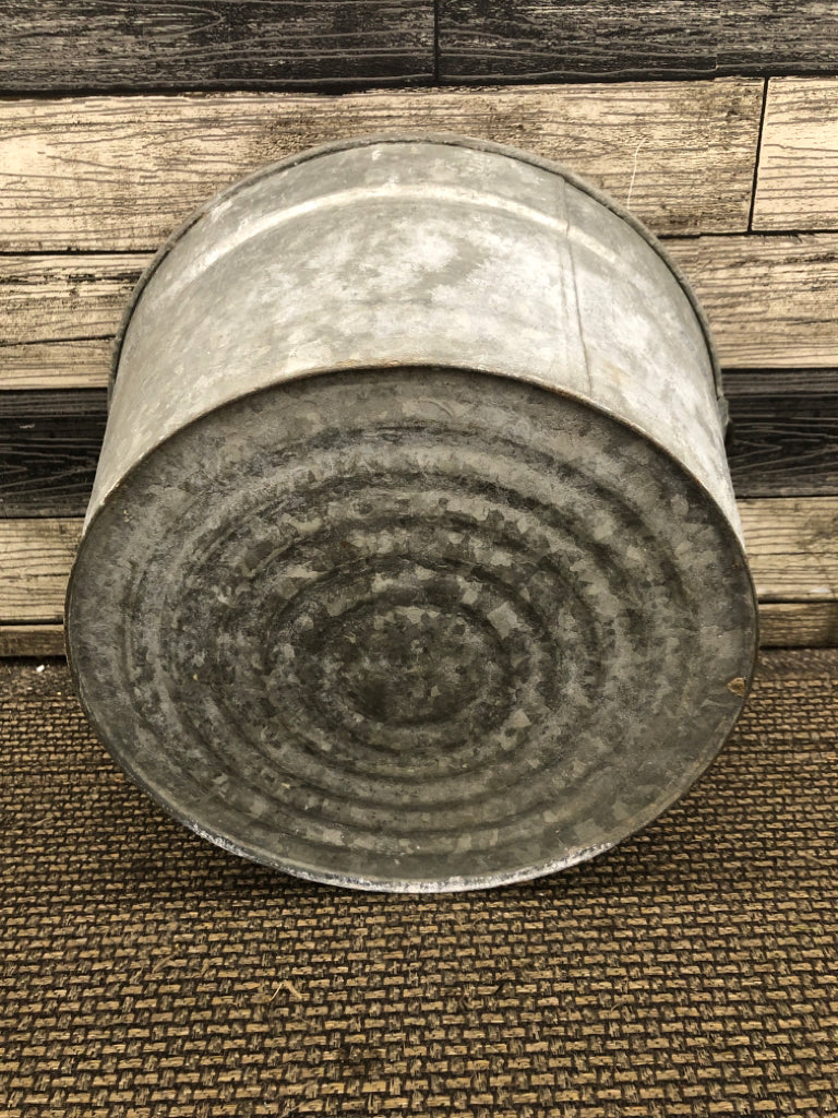 VTG METAL PAIL.