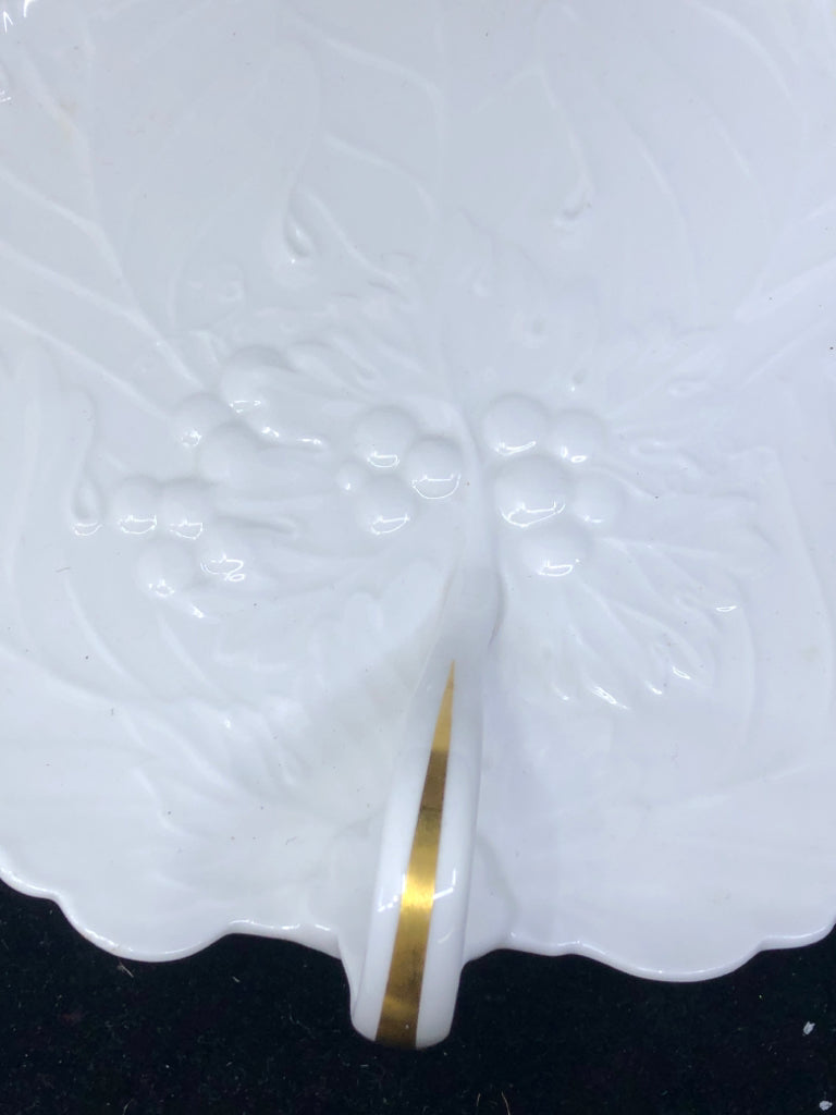 WHITE LEAF SHAPED CATCH ALL W/ GOLD HANDLE SPODE.