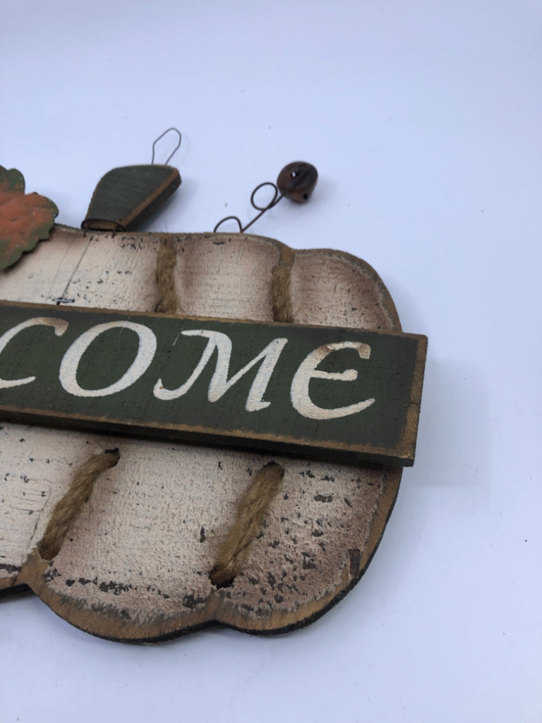 WOOD WELCOME PUMPKIN DOOR HANGING.