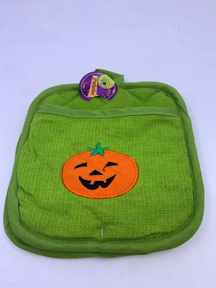 NWT GREEN ORANGE PUMPKIN POT HOLDERS.