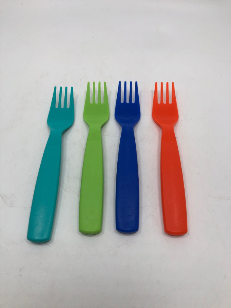 20PC PLASTIC KIDS MULTI COLOR DINNER SET IN BAG.