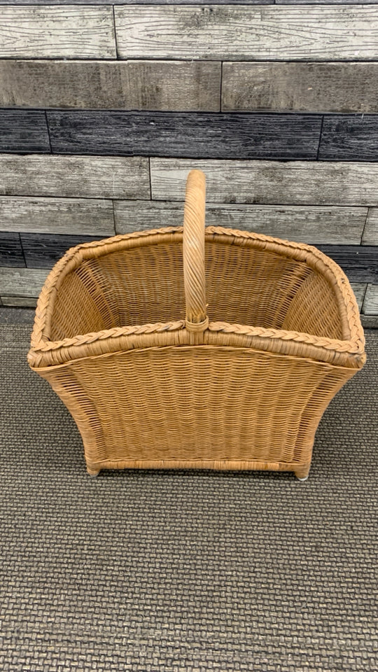LG WICKER BASKET W/HANDLE.