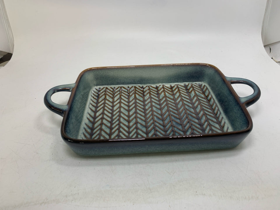 SHALLOW BLUE BROWN TEXTURED BAKING DISH W/ HANDLES.