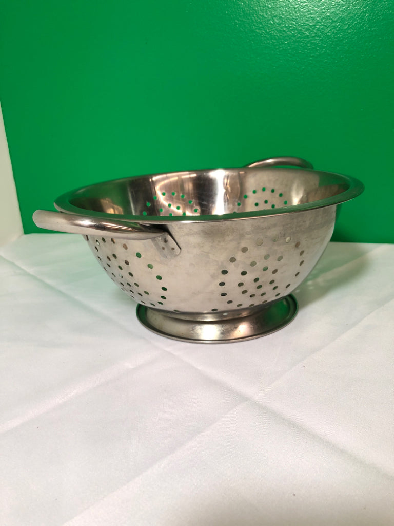 STAINLESS STEEL STRAINER.