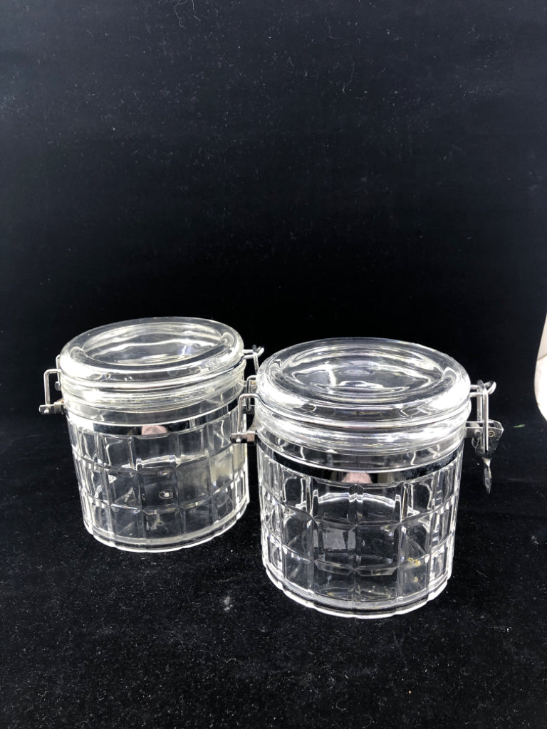 2 SQUARE PATTERN PLASTIC CANISTER.