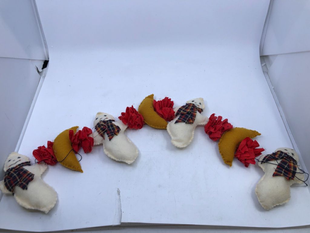 FELT GHOSTS AND MOONS GARLAND.