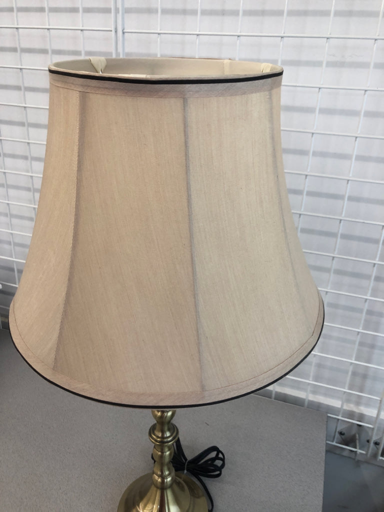 BRASS TABLE LAMP W/BROWN RIMMED SHADE.