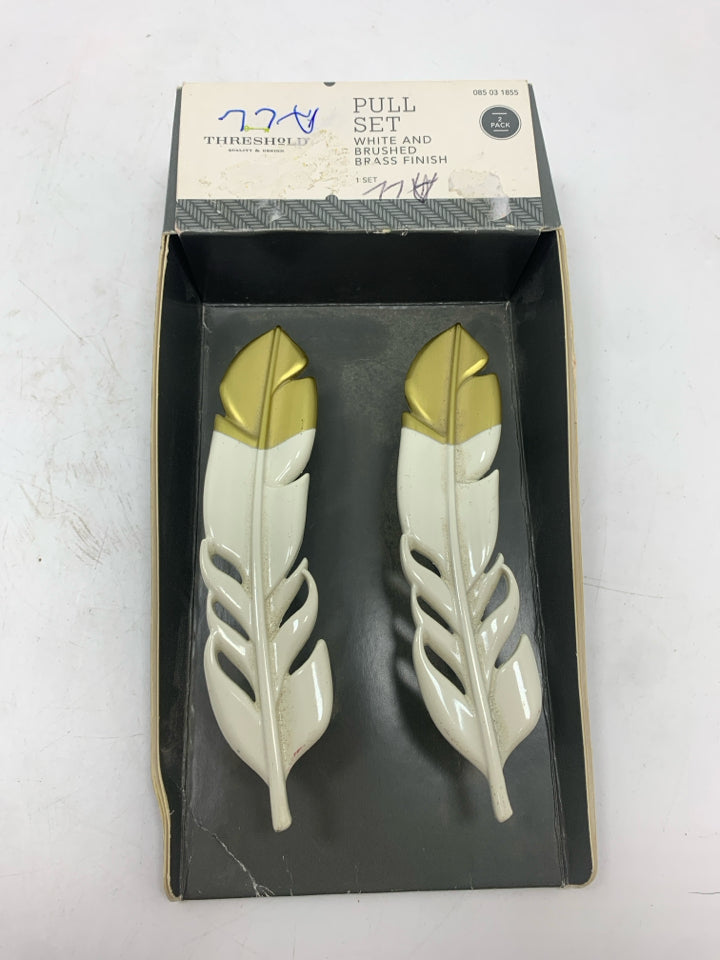 WHITE METAL FEATHER DOOR PULL SET.