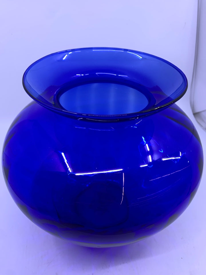 FLARED BLUE GLASS VASE.