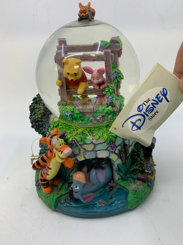 WINNIE POOH AND FRIENDS LARGE SNOW GLOBE MUSIC WORKING .