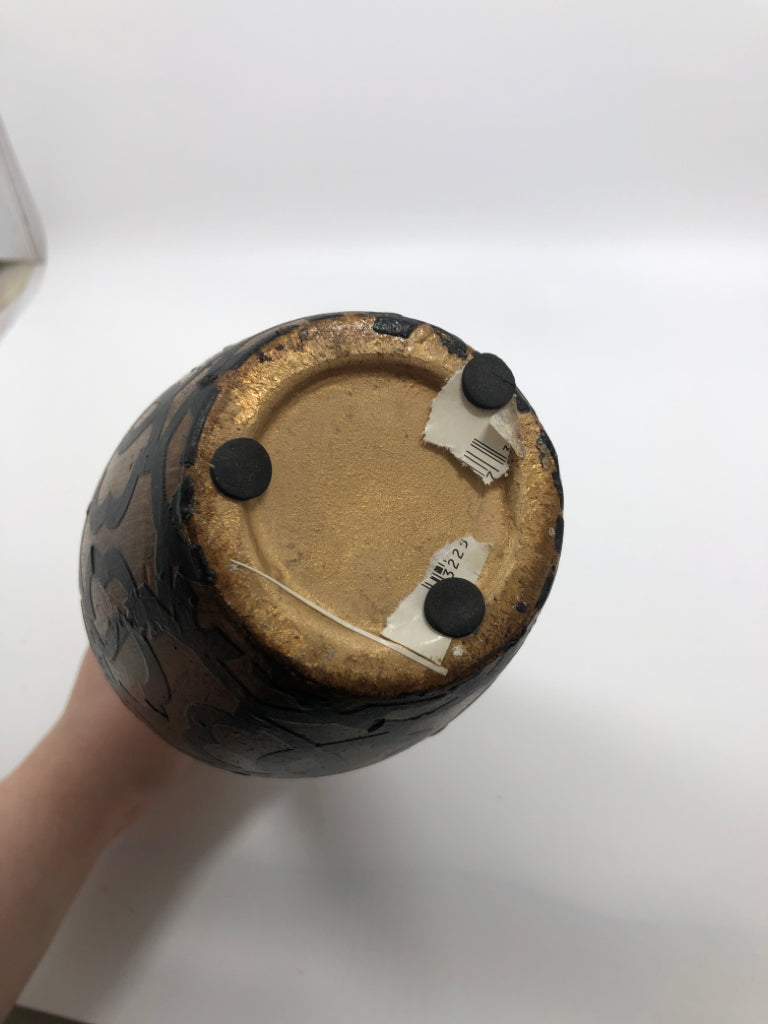 BLACK ACCENT CERAMIC VASE.
