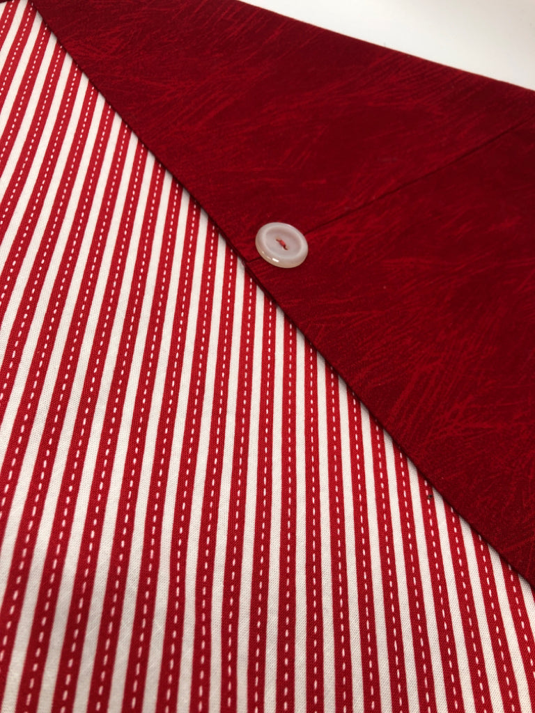 RED STRIPE TABLE RUNNER W/BUTTONS.
