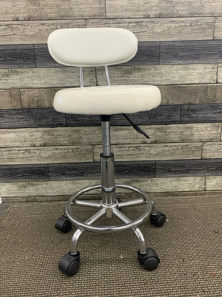 WHITE SWIVEL ADJUSTABLE DESK CHAIR.