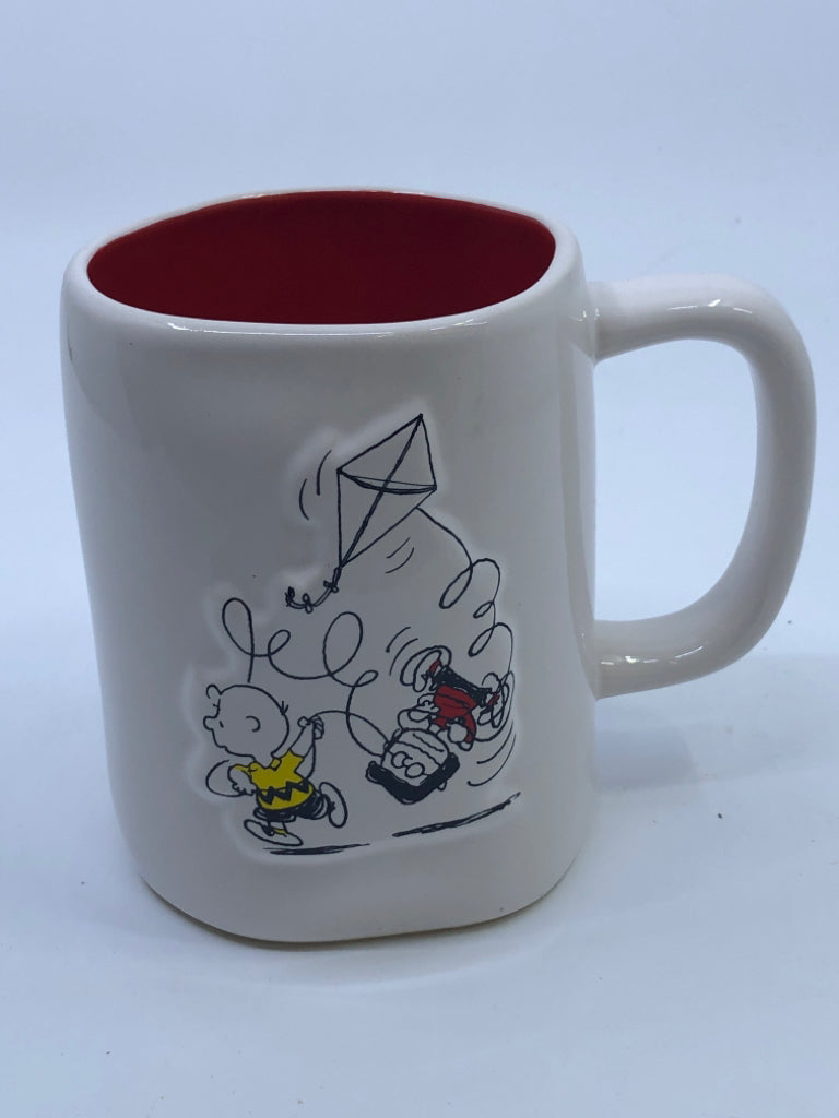 PEANUTS FLYING KITE MUG RED INSIDE.