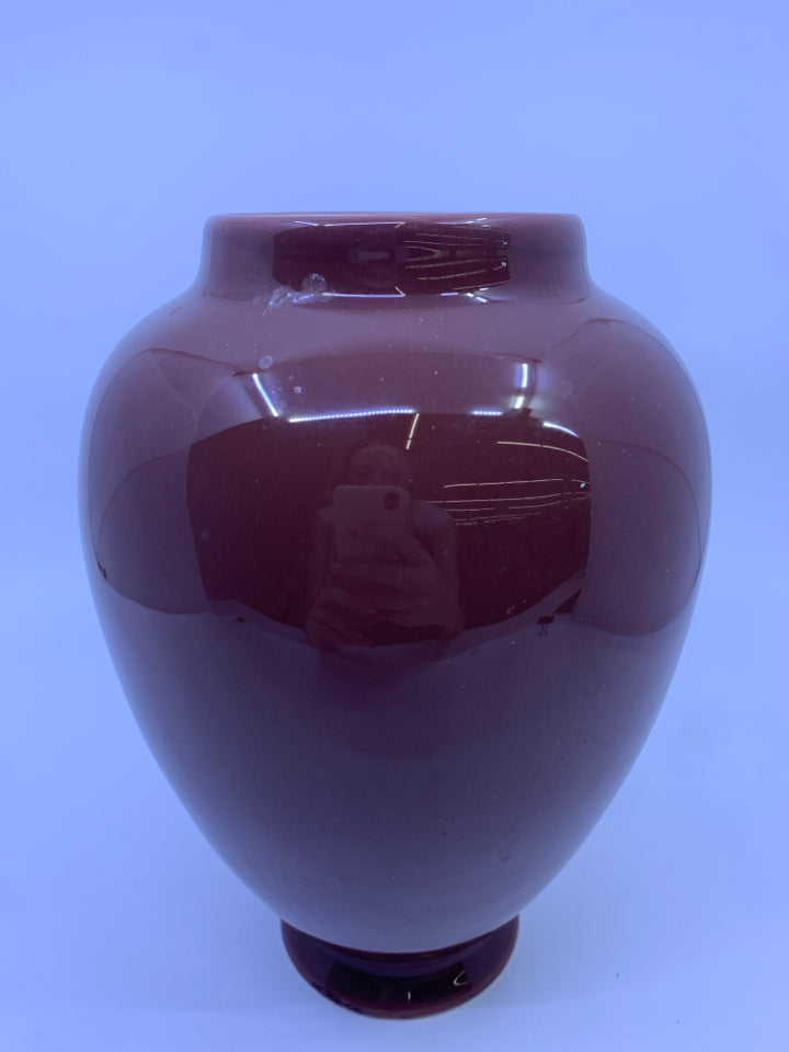 MAROON GOLD LEAF ACCENT VASE.