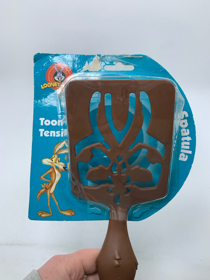 VTG NEW PACKAGE PLASTIC LOONEY TUNES SPATULA COYOTE.