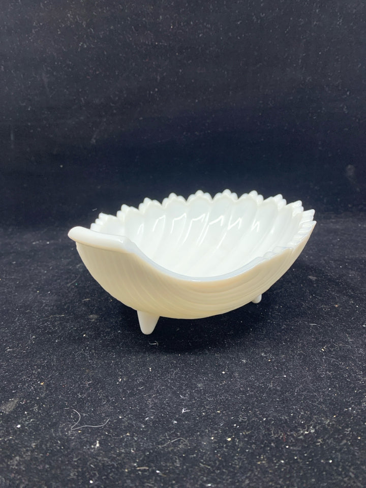 VTG SHELL FOOTED BOWL.