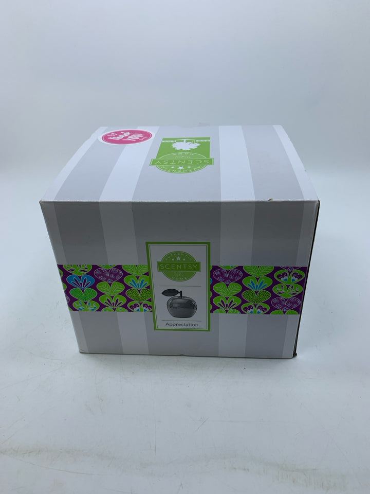 NIB CERAMIC APPLE SHAPED WAX WARMER.