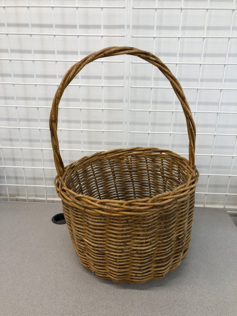 WICKER BASKET W/LG HANDLE.
