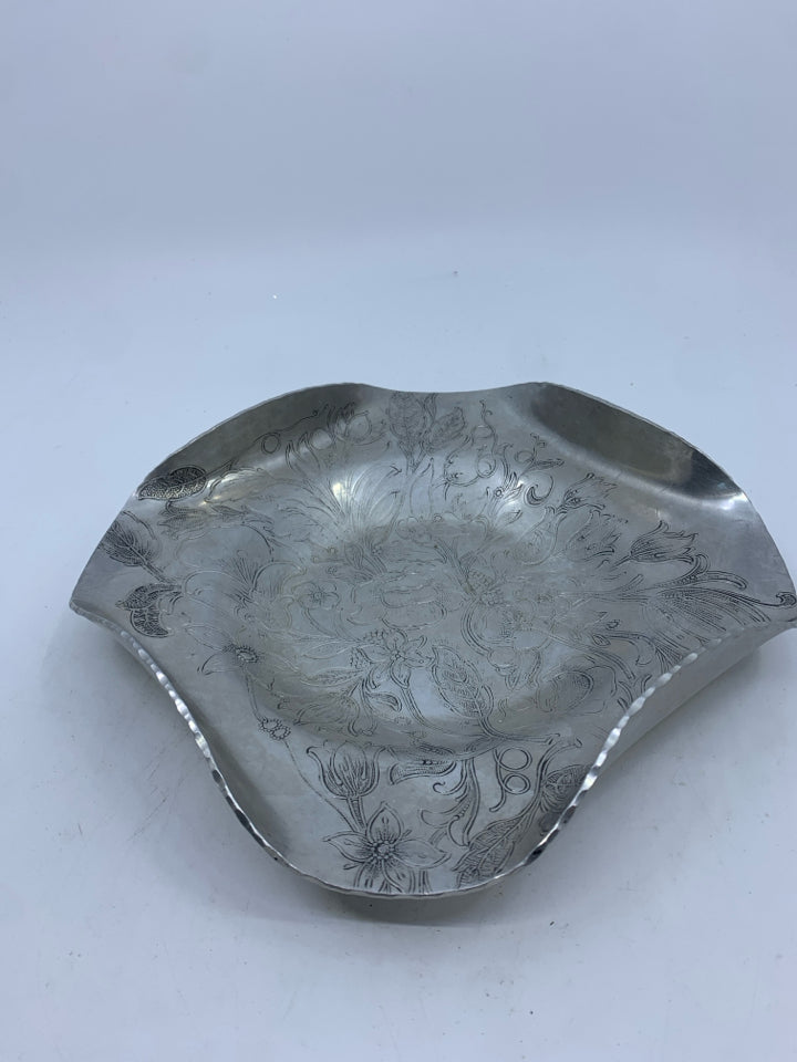 VTG HAMMERED ALUMINUM DISH W RAISED EDGES AND ETCHED FLORAL.