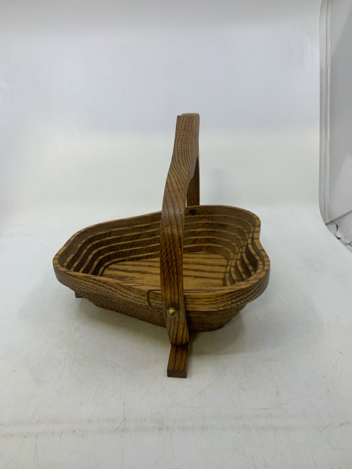 WOOD COLLAPSIBLE APPLE SHAPED BASKET.