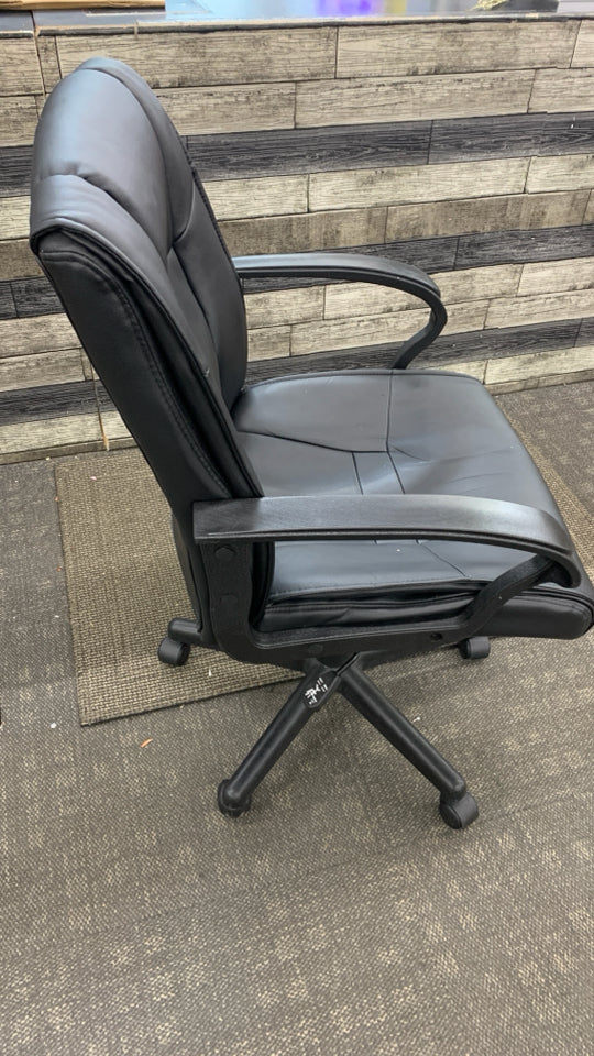 BLACK LEATHER OFFICE CHAIR.
