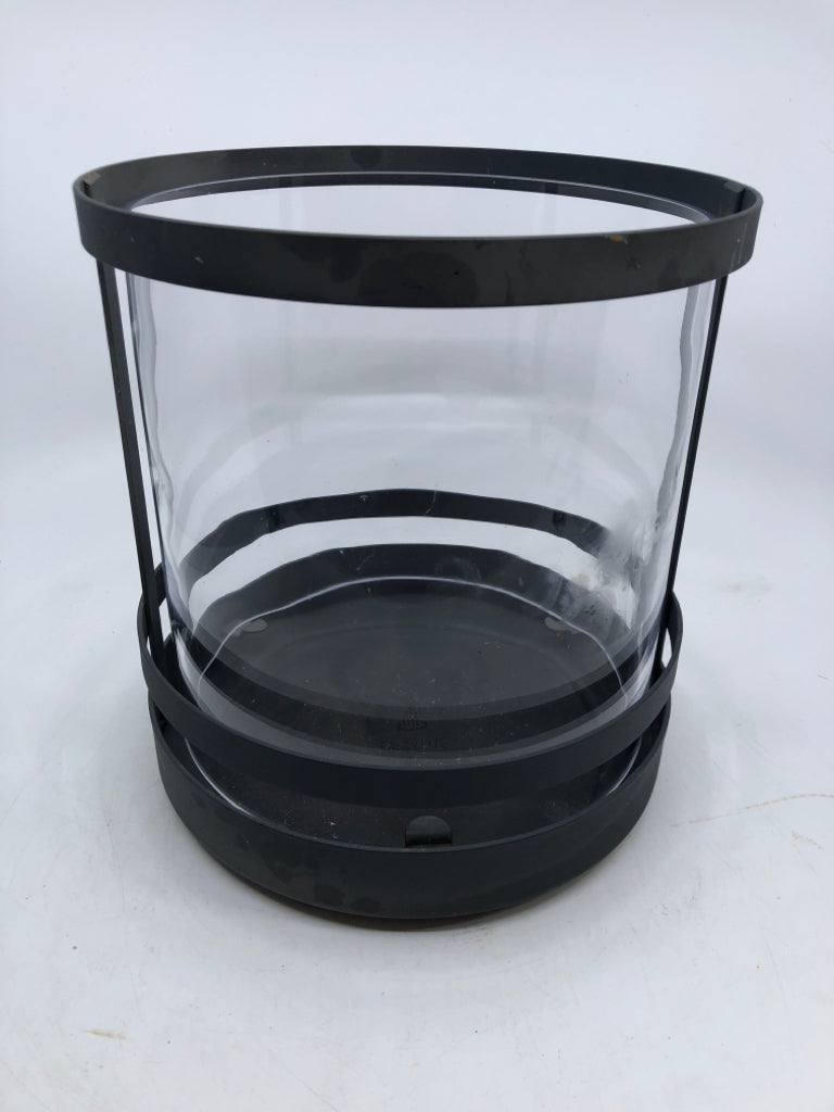LARGE ROUND GLASS HURRICANE IN METAL HOLDER.