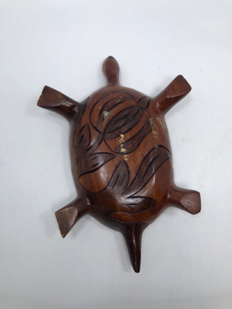 WOOD CARVED TURTLE BOX.