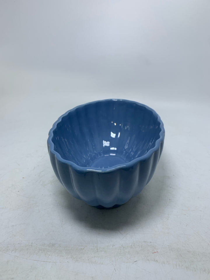 VTG OVAL PALE BLUE RIBBED POTTERY PLANTER.
