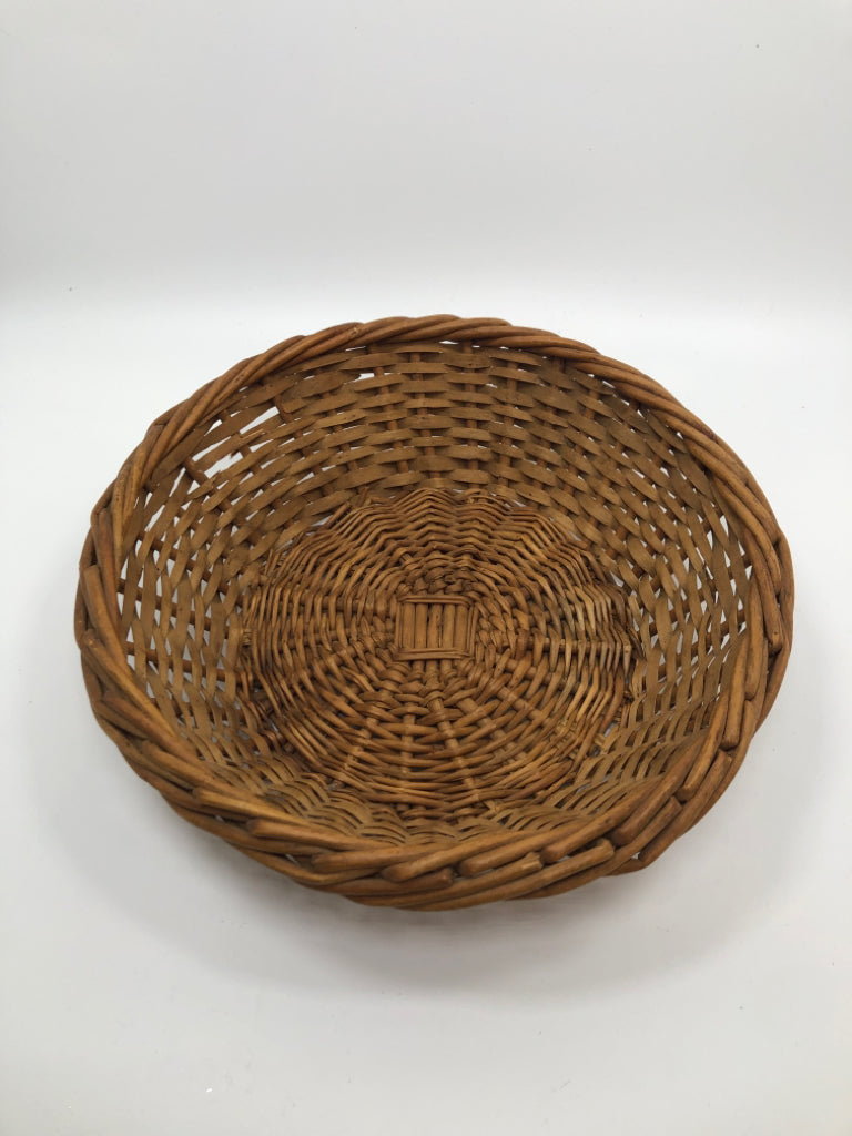 ROUND BROWN WICKER BOWL.