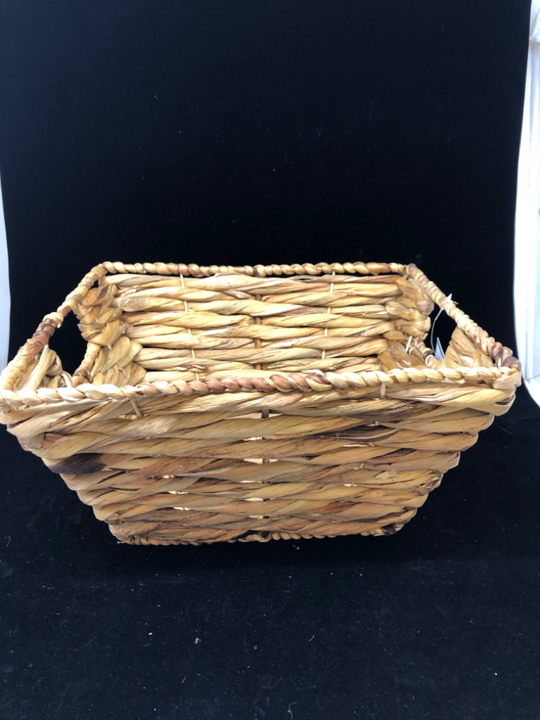 MULTI-TONED WOVEN SQUARE BASKET ROOM 2 ROOM.