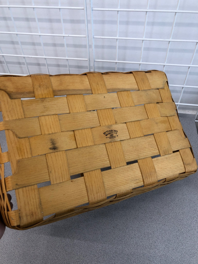 SHALLOW WOVEN BASKET W/WOODEN HANDLE.