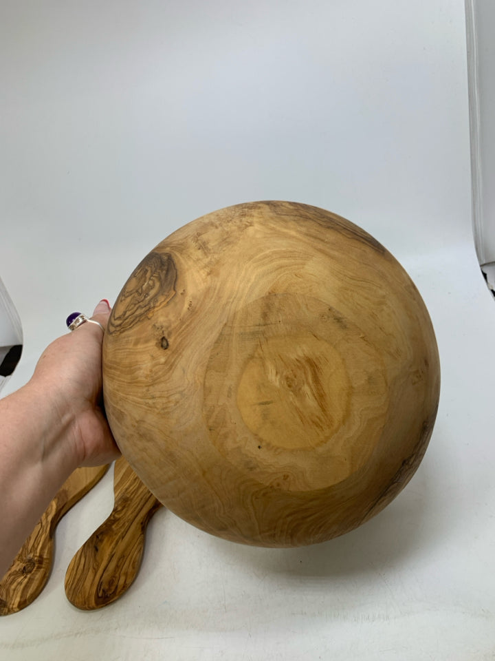 WOOD CARVED 3 PC SALAD BOWL W/ UTENSILS.