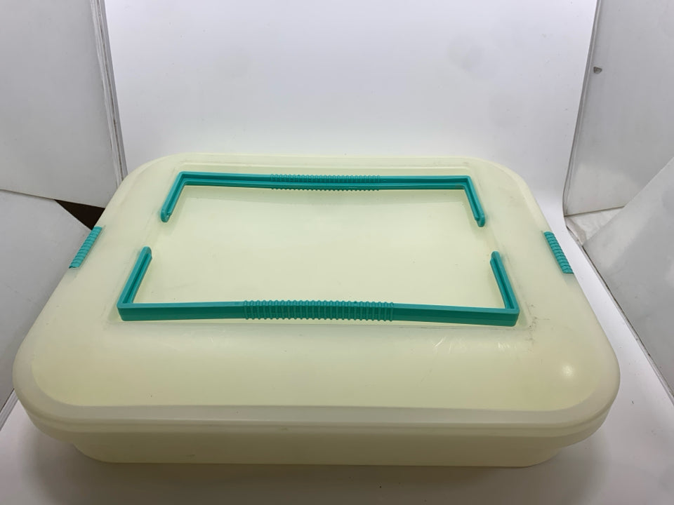 VTG TUPPERWARE CAKE CONTAINER.