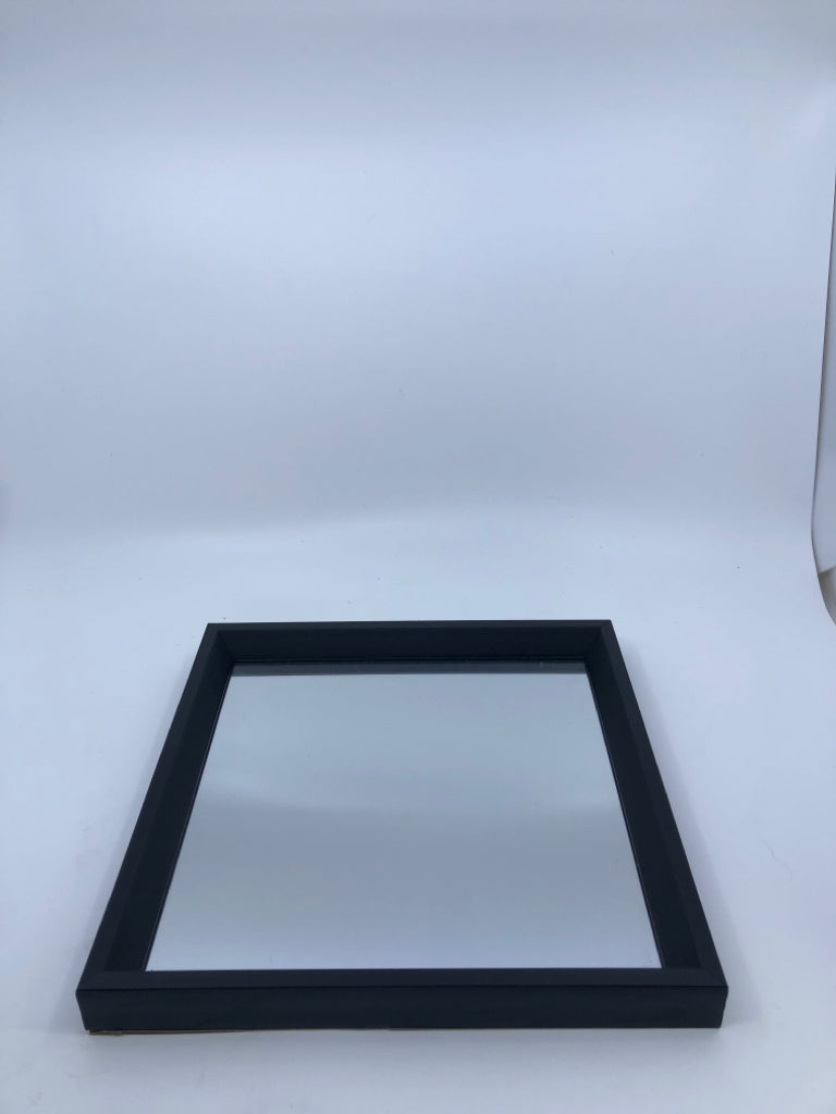 BLACK SQUARE MIRROR.