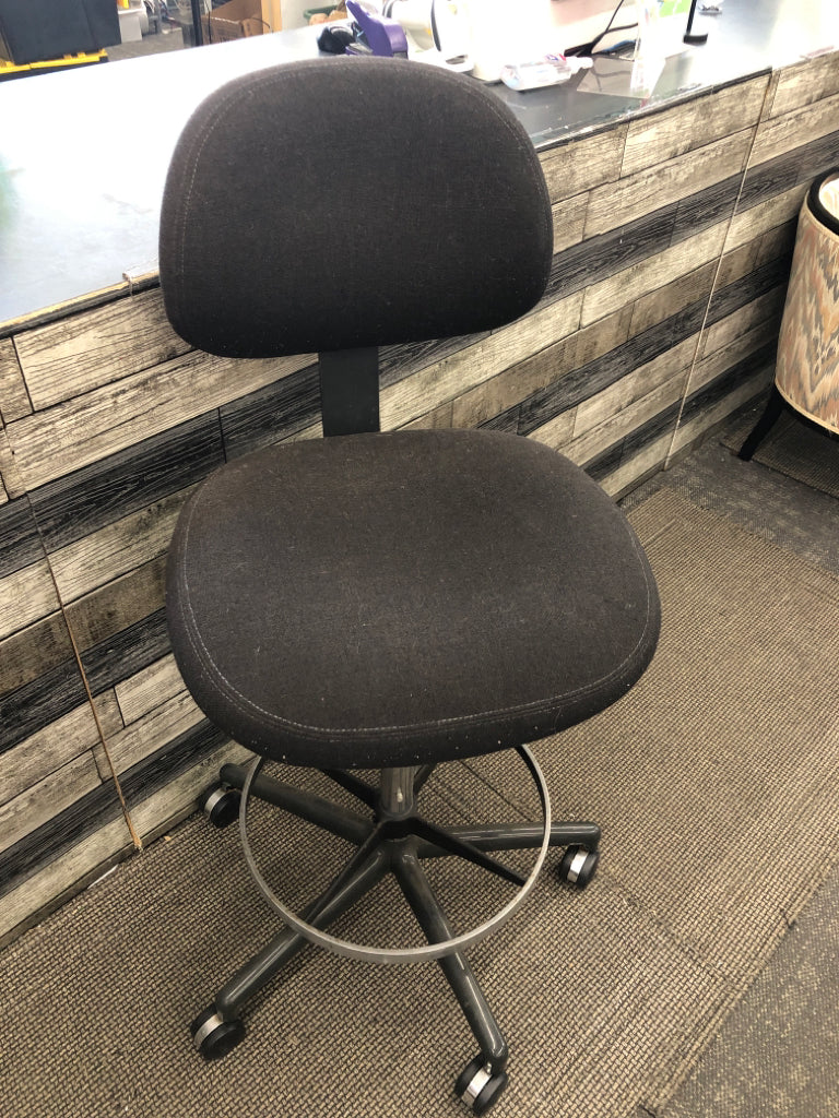 TALL OFFICE CHAIR ON WHEELS, FABRIC SEAT.