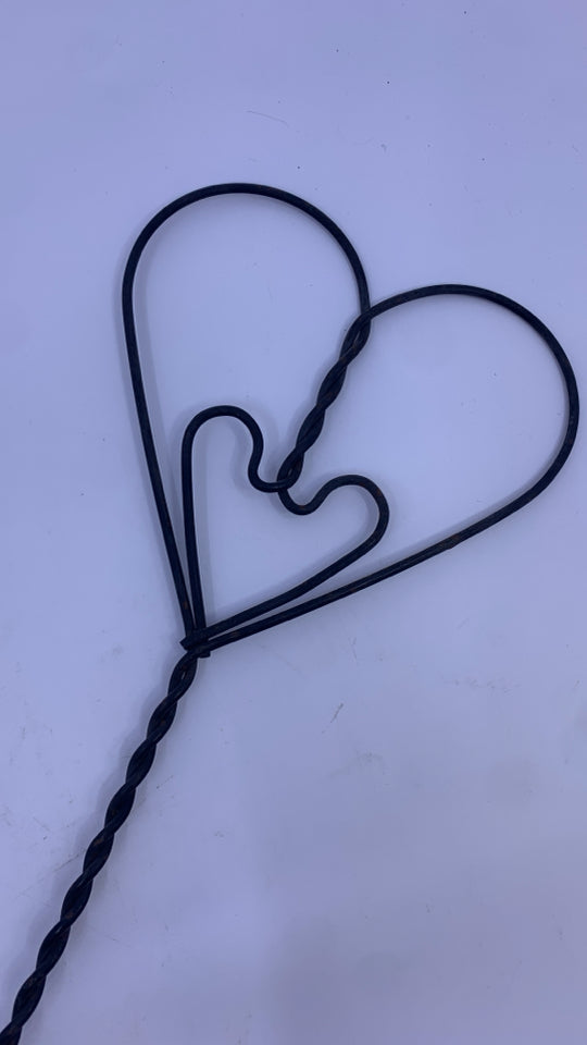 SHORT METAL HEART SHAPED RUG BEATER WOOD HANDLE.