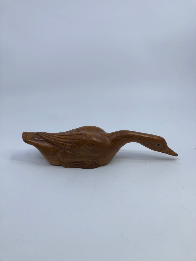 WOODEN CARVED DUCK DECOR.