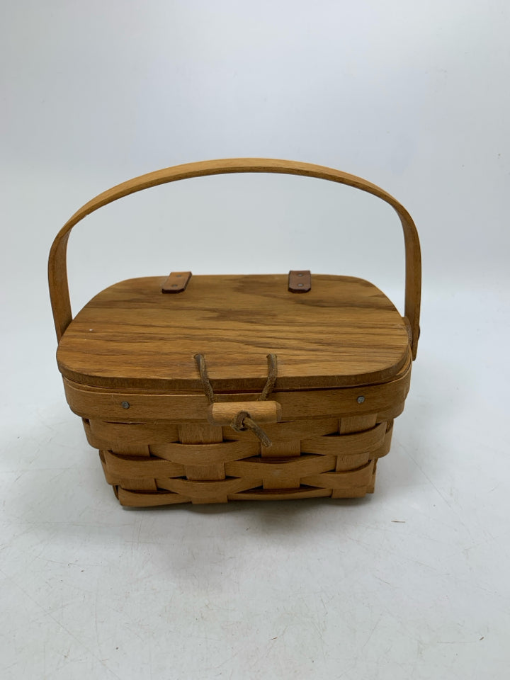 WOVEN SMALL BASKET W/ LID & HANDLE.
