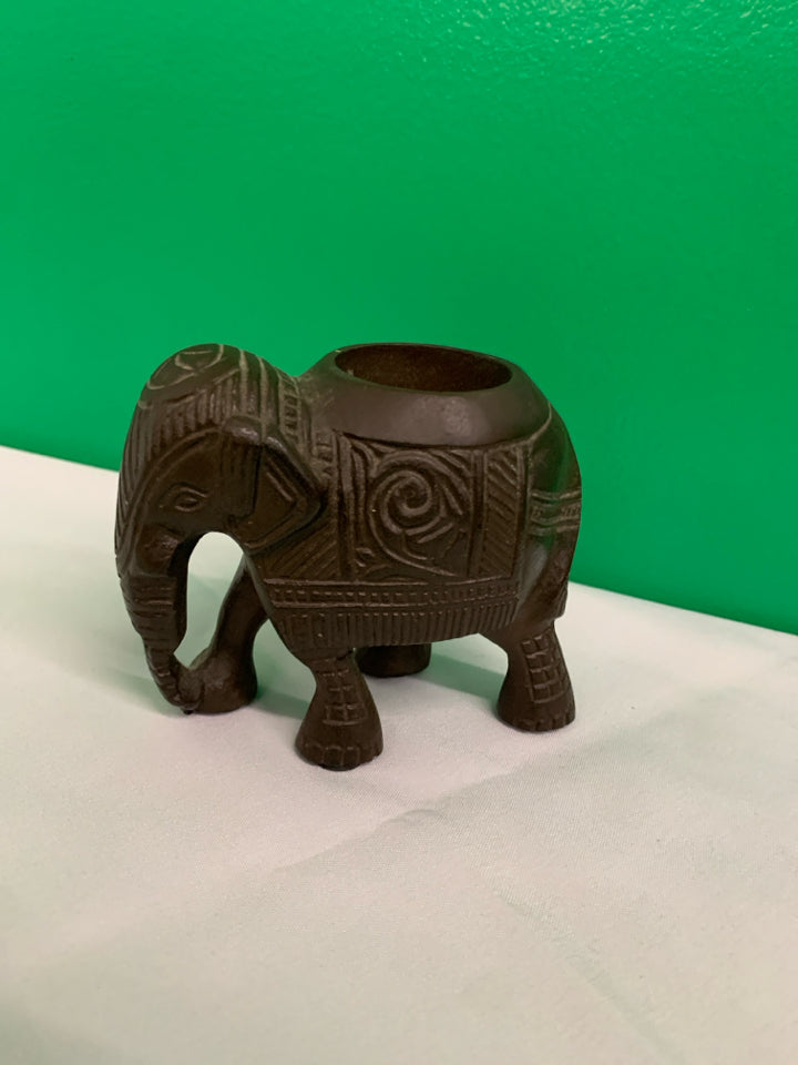 METAL CARVED ELEPHANT TEA LIGHT HOLDER.