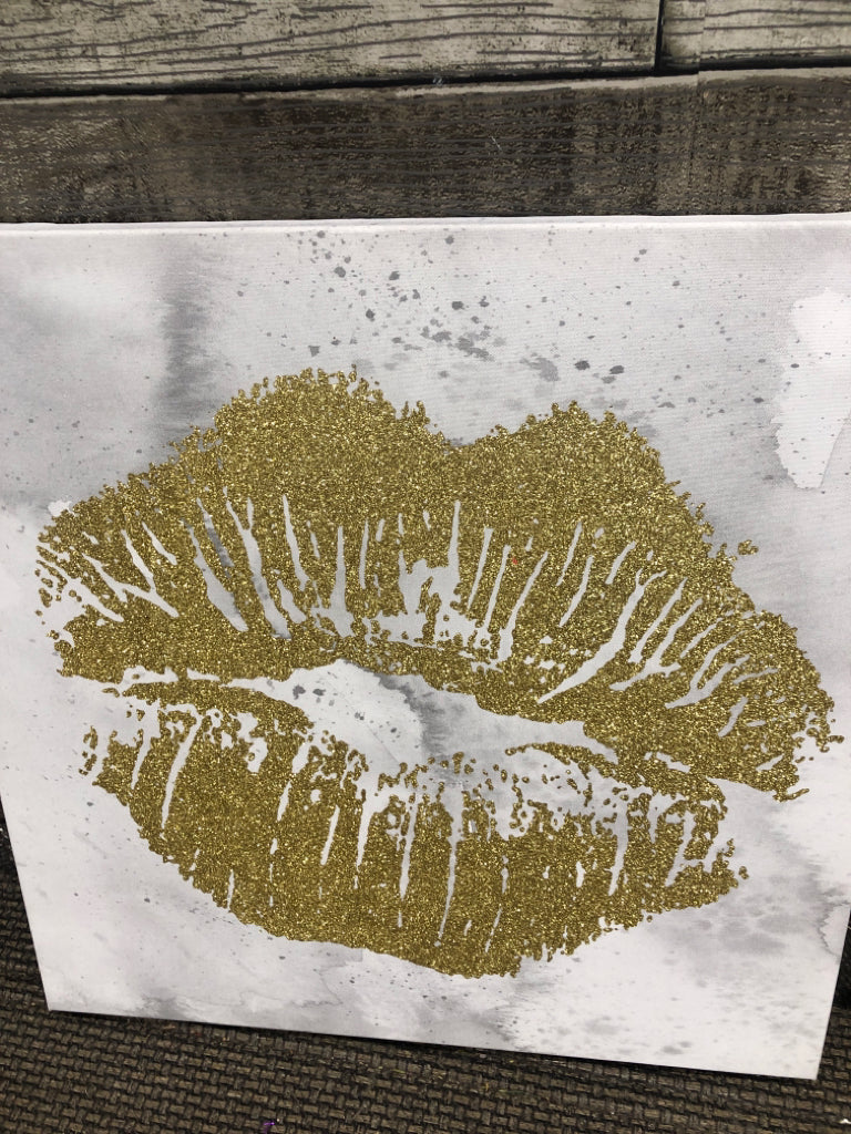 GLITTER LIPS CANVAS.