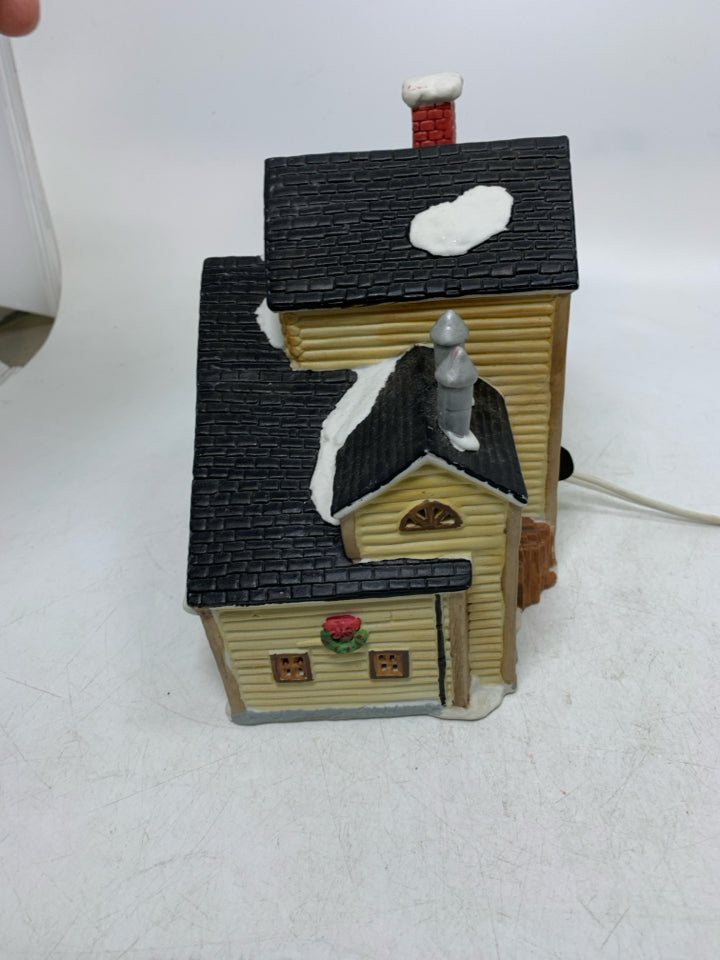 LEMAX DICKENSVALE J&G HARDWARE STORE PORCELAIN LIGHTED VILLAGE.