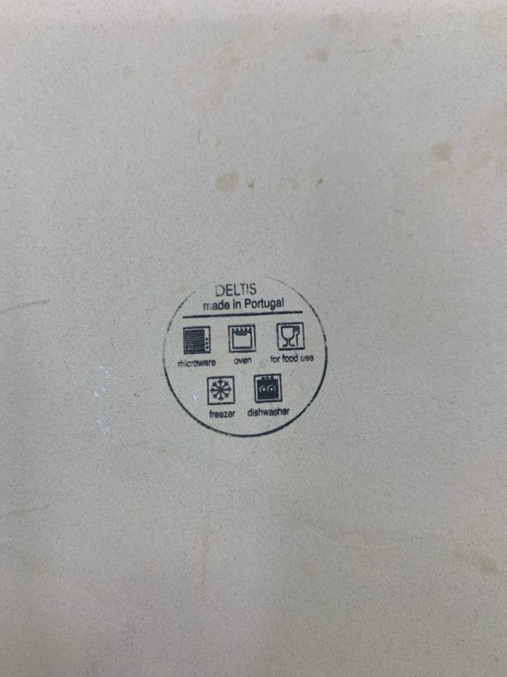 OFF WHITE SQUARE STONEWARE CASSEROLE DISH.